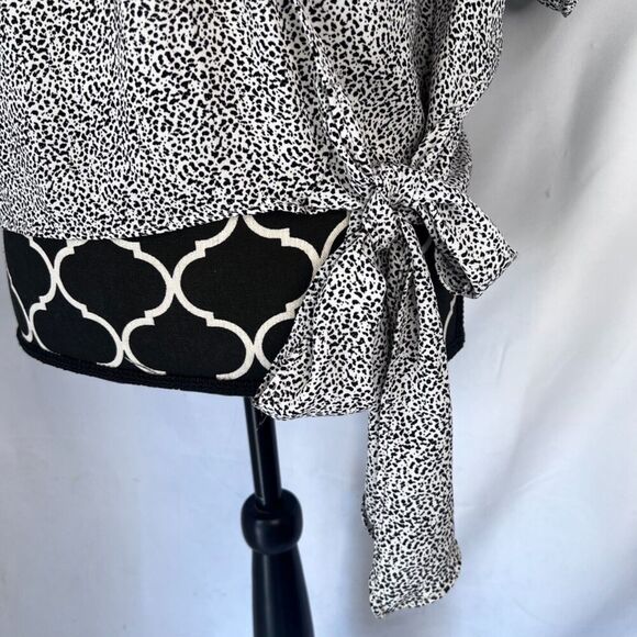 Lush Black & White Animal Print Short Sleeve Vneck Wrap Shirt Lightweight Sz XL - Picture 11 of 13
